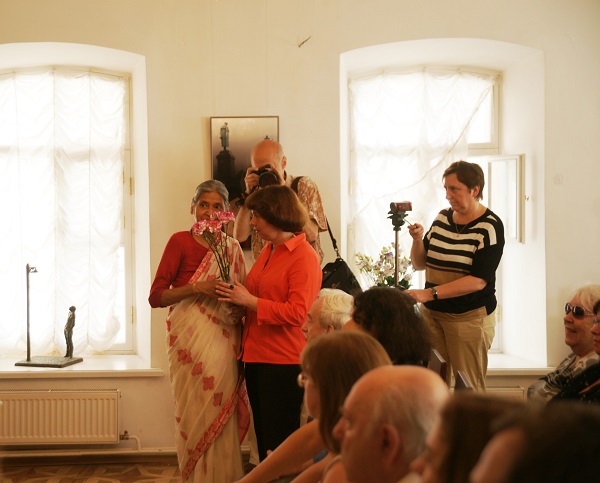 Кришна Рой  поздравляет  Маргариту Сюрину  с началом проекта