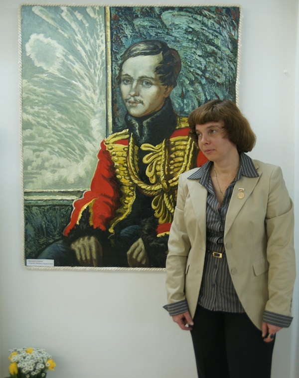 Маргарита Сюрина  художник, автор идеи, организатор проекта на фоне своей картины  "Портрет М.Ю.Лермонтова"