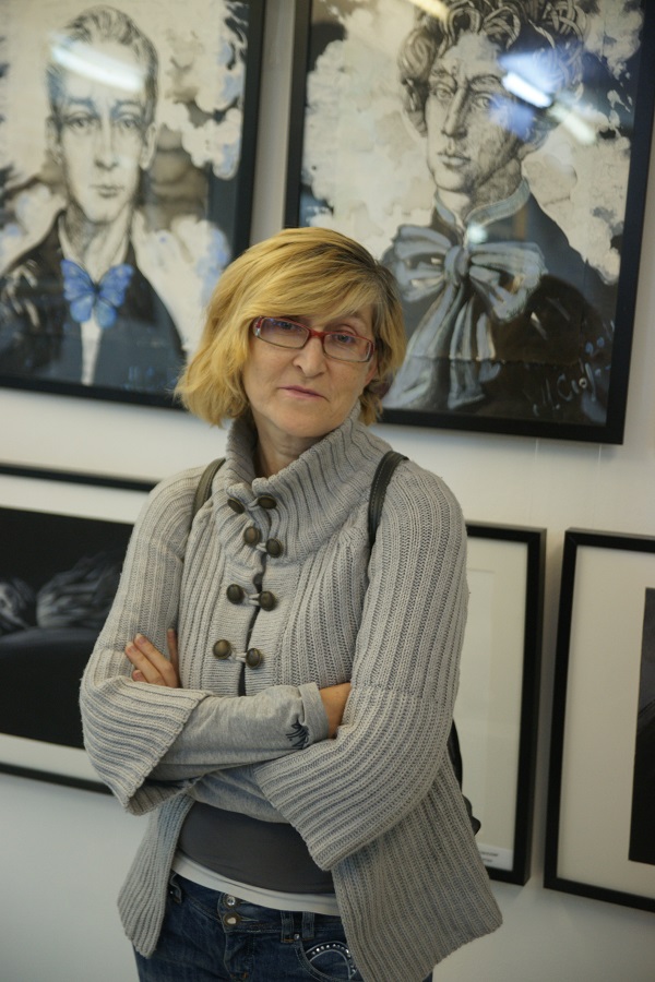 Журналист, писатель Эва Касански на фоне графики Маргариты Сюриной и Екатерины Успенской