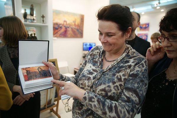 Мама художника Романа Рахматулина Надежда Валентиновна  на выставке в ТНК Арт галерее