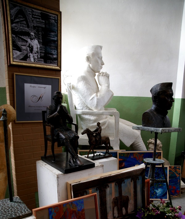 В Мастерской скульптора Дмитрия Рябичева в студии Александра и Даниэлы Рябичевых, где хранится модель памятника Джавахарлалу Неру