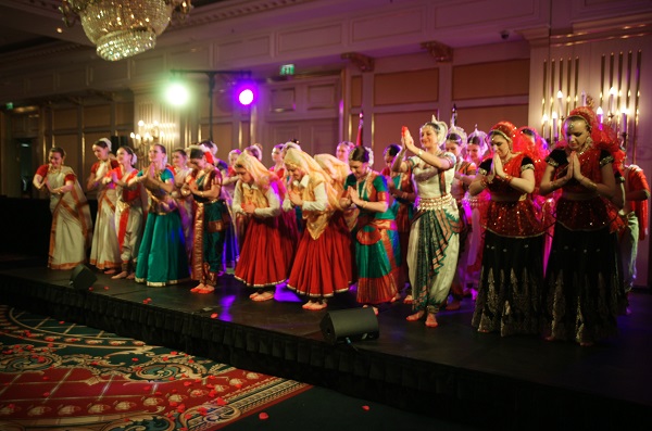 Ball Hall Танцовщицы на сцене  День Республики Индия