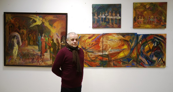 Художник  Виктор Федотов на фоне своих работ  в галерее "Т" на Кузнецком мосту, 3