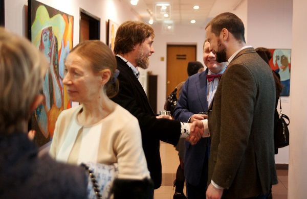 Илья Комов встречает гостей  в галерее "На Чистых Прудах"
