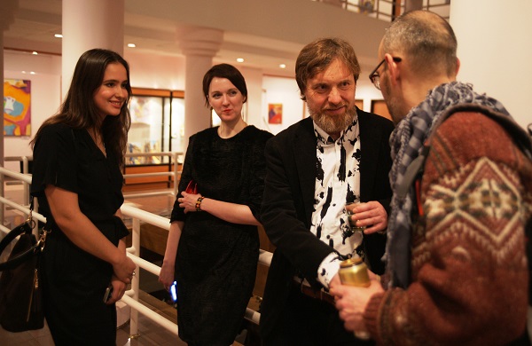 Илья Комов встречает гостей  в галерее "На Чистых Прудах"