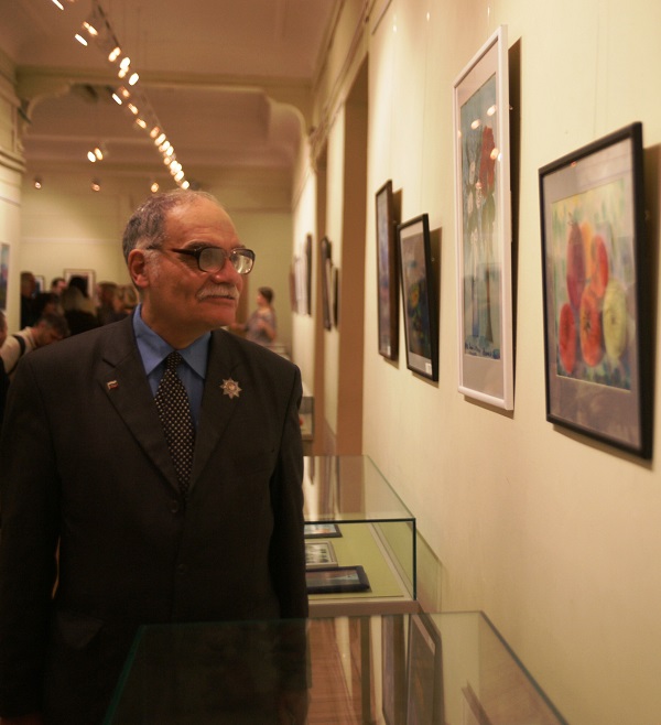 Искусствовед  Семен Белов на Выставке  Антонины Вороновой  в Музее "Преодоление"