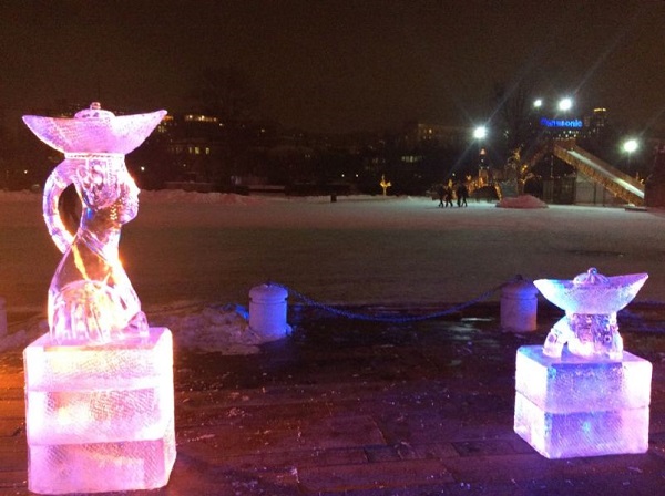 Ледяные скульптуры  на входе в ГТГ  по мотивам работ Зорикто Доржиева