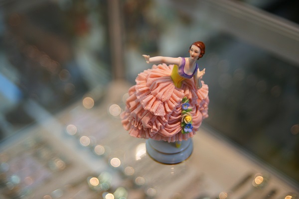 Фарфоровая статуэтка  "Балерина"  начало XX века  Полная сохранность  тонкие фарфоровые кружева выполнены по технологии, утраченной в наши дни.  Австрия, Вена