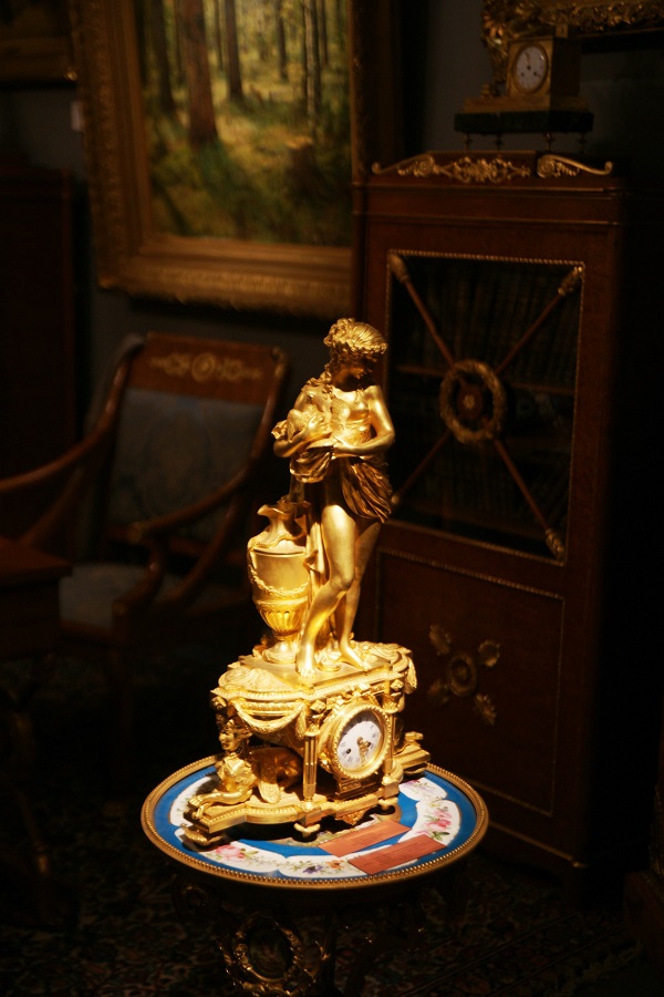 Галерея  "Петербургский антиквар" Каминные часы "Венера с голубем" бронза, литье, золочение Франция 1885 г. 67х41х18