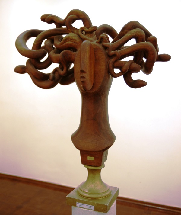 Скульптор  Александр Бурганов "Медуза" 2001 г.  дерево