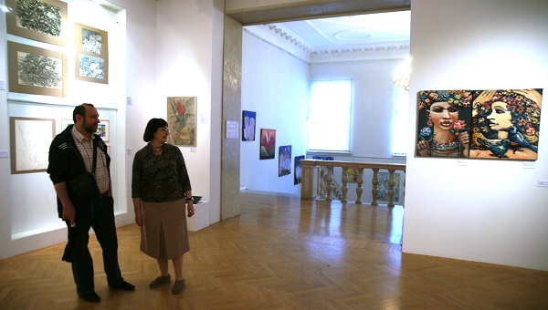 Скульптор  Александр Рябичев и художник Елена Гурвич на выставке  "Цветы"