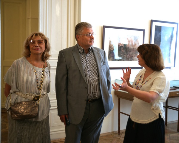 Выставку посетили главный редактор "Литературной газеты" с супругой Натальей Поляковой. Маргарита Сюрина встречает гостей.