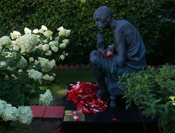 Памятник Махатме Ганди Скульпторы  Дмитрий Рябичев Александр Рябичев