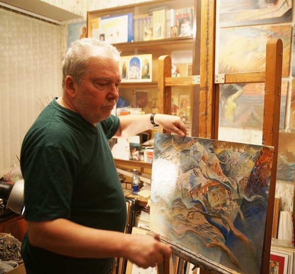 Художник  Сергей Чайкун в своем доме-мастерской