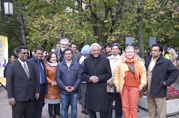 Посол Руспублики Индия в России господин Пунди Шринивасан Рагхаван  с коллегами у памятника Махатме Ганди в Москве 2 октября 2015 года.
