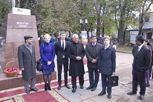 Посол Руспублики Индия в России господин Пунди Шринивасан Рагхаван  с коллегами у памятника Махатме Ганди в Москве 2 октября 2015 года.