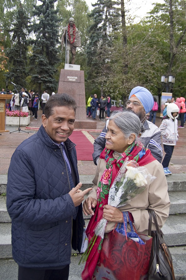 Доктор Рамешвар Сингх - президент Русско-индийского общества дружбы и госпожа Кришна Рой   у памятника Махатме Ганди в Москве 2 октября 2015 года.