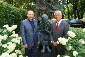  Чрезвычайный и Полномочный посол Республики Индия в России господин Пунди Шринивасан Рагхаван скульптор Александр Рябичев.