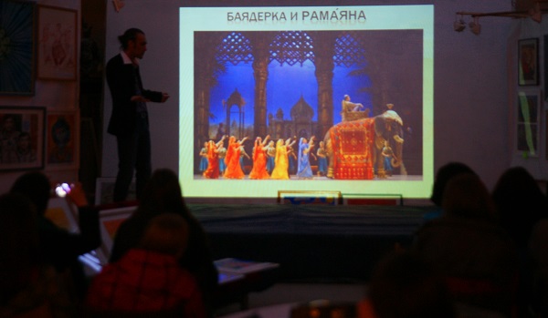 Руслан Мигранов читает лекцию о влиянии индийской моды на европейский костюм.
