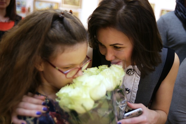 Елена Милехина с дочкой  на вернисаже Валерия Секрета, ЦДХ 14 ноября 2015 года