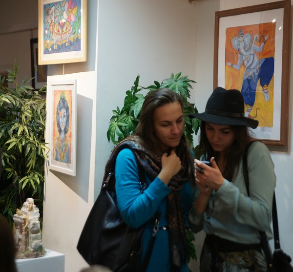 Мария Медведица (участник выставки, лауреат конкурса, на фото -- слева) с подругой на выставке  "Россия-Индия. Культура Миротворчества"