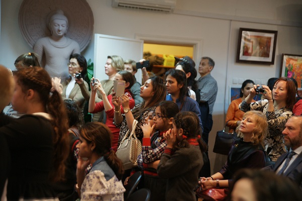 Среди гостей этого праздника -- дети из Индии и России, их родители, педагоги, друзья. 