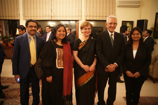 Господин Пунди Шринивасан Рагхаван с супругой Барбарой Рагхаван в окружении  индийских журналистов.