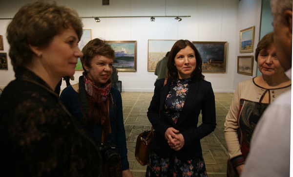 Члены делегации из Коломны беседуют с коллекционером Сергеем Брайловским