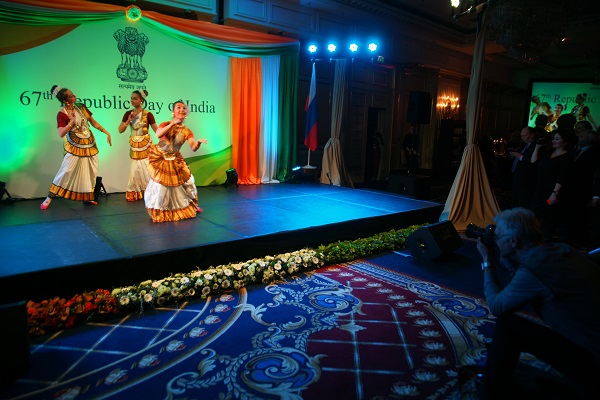 День Республики Индия (танцовщицы на сцене)  Арт-Релиз.РФ