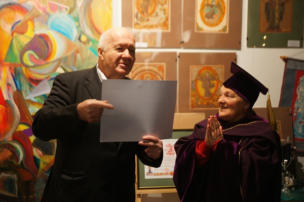Виктор Пензин Президент Академии Народного искусства вручает диплом действительного члена Академии 