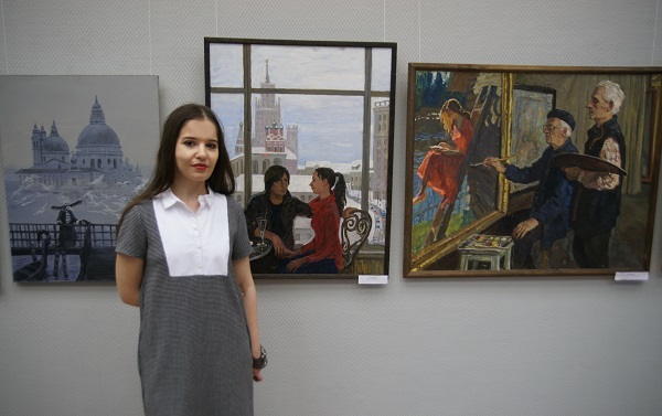 Мария Ткочева  у своих работ (справа)