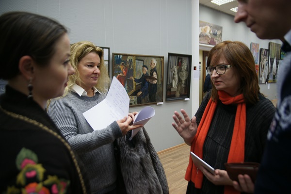 Куратор  Юлия Барденкова с коллегами  выставка "Наследники" ВЗ МОСХ на Беговой  