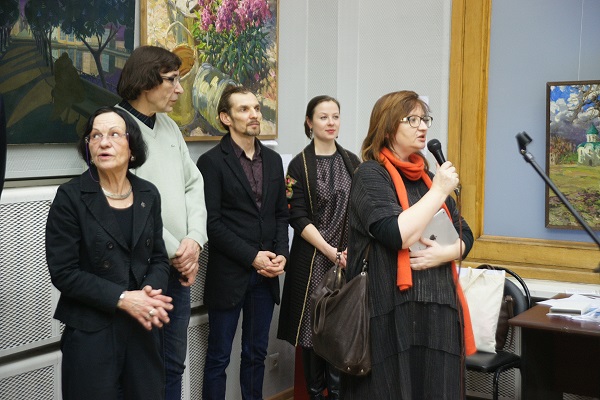 Куратор  Юлия Барденкова  открывает выставку  "Наследники" 25 февраля 2016 года  в ВЗ МОСХ на Беговой, 7-9