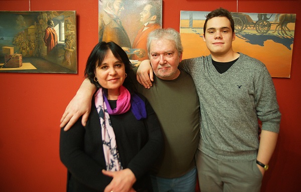 Автор выставки художник Сергей Чайкун с женой Екатериной  и сыном Александром в Доме Кино 5 февраля 2016 года