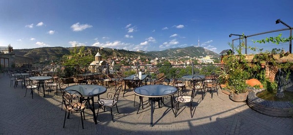Kopala Hotel Отель Копала -- один из самых уютных в старом городе.  Отлично расположен в на тихой улочке. С террасы ресторана открывается  потрясающая панорама --  Тбилиси как на ладони. 