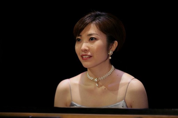 Томона Миядзаки известная японская пианистка,  лауреат международных конкурсов Посол по туризму префектуры Кагава 