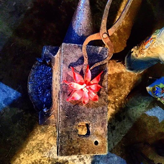 Этот цветок мы увидели в Мастерской Александра Галимова. Он из раскаленного металла, а выглядит как живой.  
