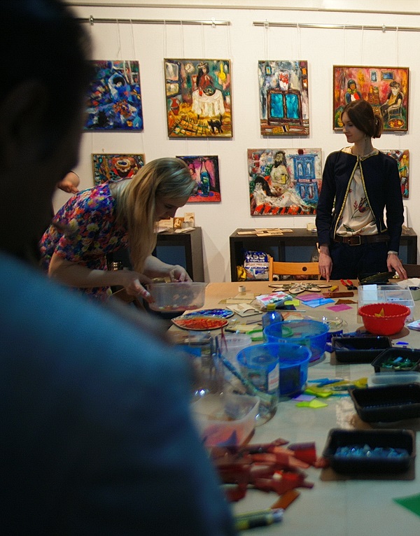 Подготовка мастер-класса по мозаике в Творческой Мастерской Рябичевых 6 марта 2016 года