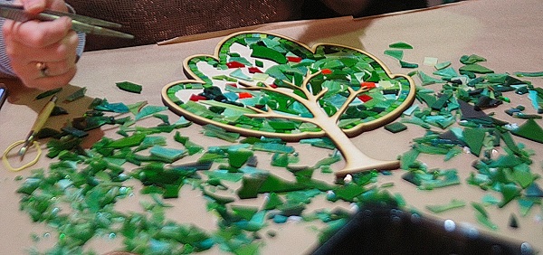 Дерево -- одна из форм  мастер-класса по мозаике из витражного стекла,  который проводит мастер Михаил Кипятков