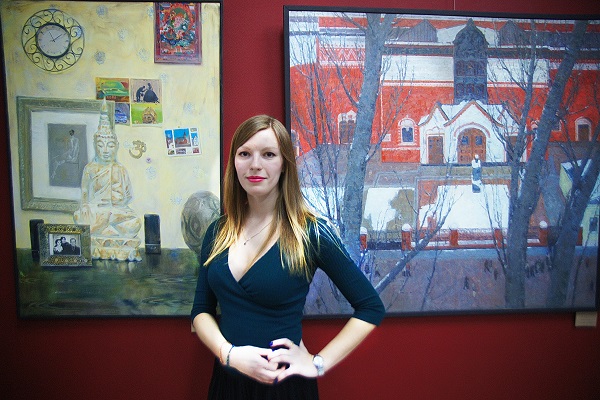 Анастасия Синельникова на фоне своей работы (слева) в Культурном центре  "Галерея На Новинском" Выставка  "Красная стрела"