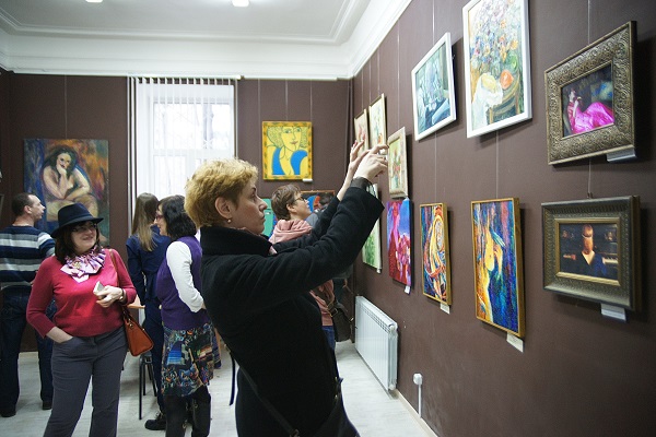 Выставка  "Женщины и цветы. Весна" продлится в Культурном Центре  "Галерея На Новинском" до 19 апреля 2016 года
