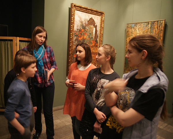 Выставка вызывает особенный интерес у самой широкой публики. Среди поклонников мастера много юных художников. 