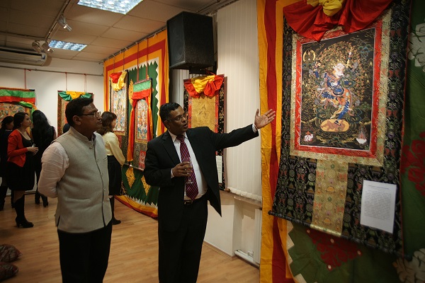 господин Дж. Баласубраманиан (справа)  заместитель Посла Республики Индия в России на выставке Николая Дудко в Культурном центре имени Джавахарлала Неру  
