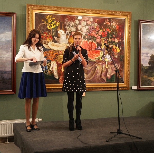 Екатерина Леонтьева открывает выставку работ Михаила Абакумова  "Моя Россия"  в Школе Акварели Сергея Андрияки. 