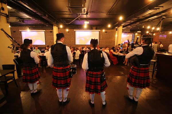 Выступление оркестра волынщиков City Pipes в MadMan Pub&Kitchen на  мини-фестивале шотландской культуры и напитков фото: Михаил Балашов