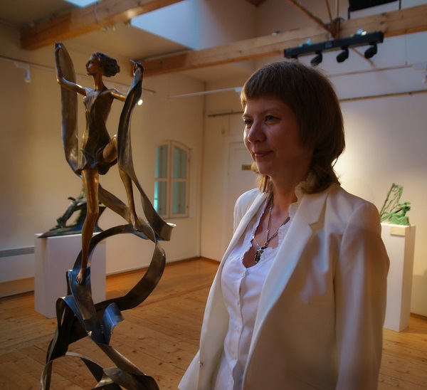 Скульптор  Елена Безбородова на своей выставке  "Музыка в бронзе" в Музее  «П. И. Чайковский и Москва» 3 июня 2016 года 