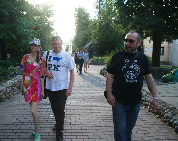 Пит Килкенни, София Загряжская и Александр Рябичев (справа)  лето 2016 год Москва 