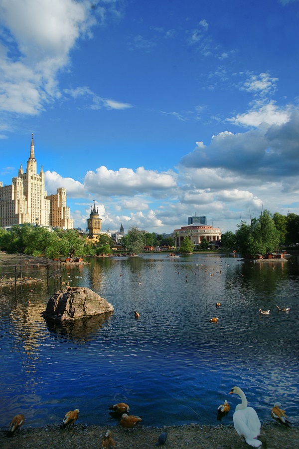 Когда-то место, где сегодня расположен Московский зоопарк называлось "Пресненские пруды".  Сегодня даже в жару здесь у воды в тени веет прохладой. Очень уютно в любую погоду как, впрочем, в любой сезон.  