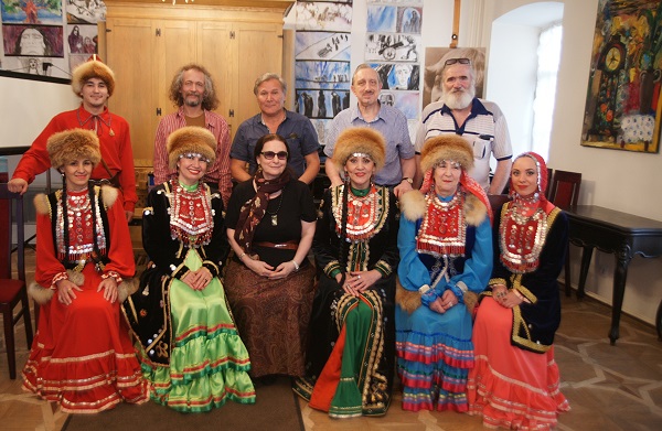 Коллеги, гости, земляки и друзья Салавата Вахитова на выставке картин Тамары Аксировой в Доме-музее Марины Цветаевой 