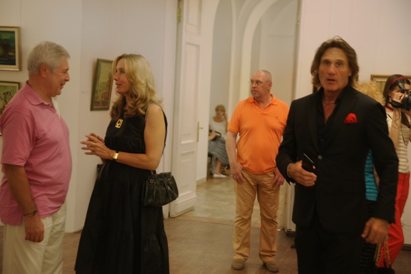 Евгений Окиншевич с коллегами  на открытии своей персональной выставки  в Российской Академии художеств 19 июля 2016 года